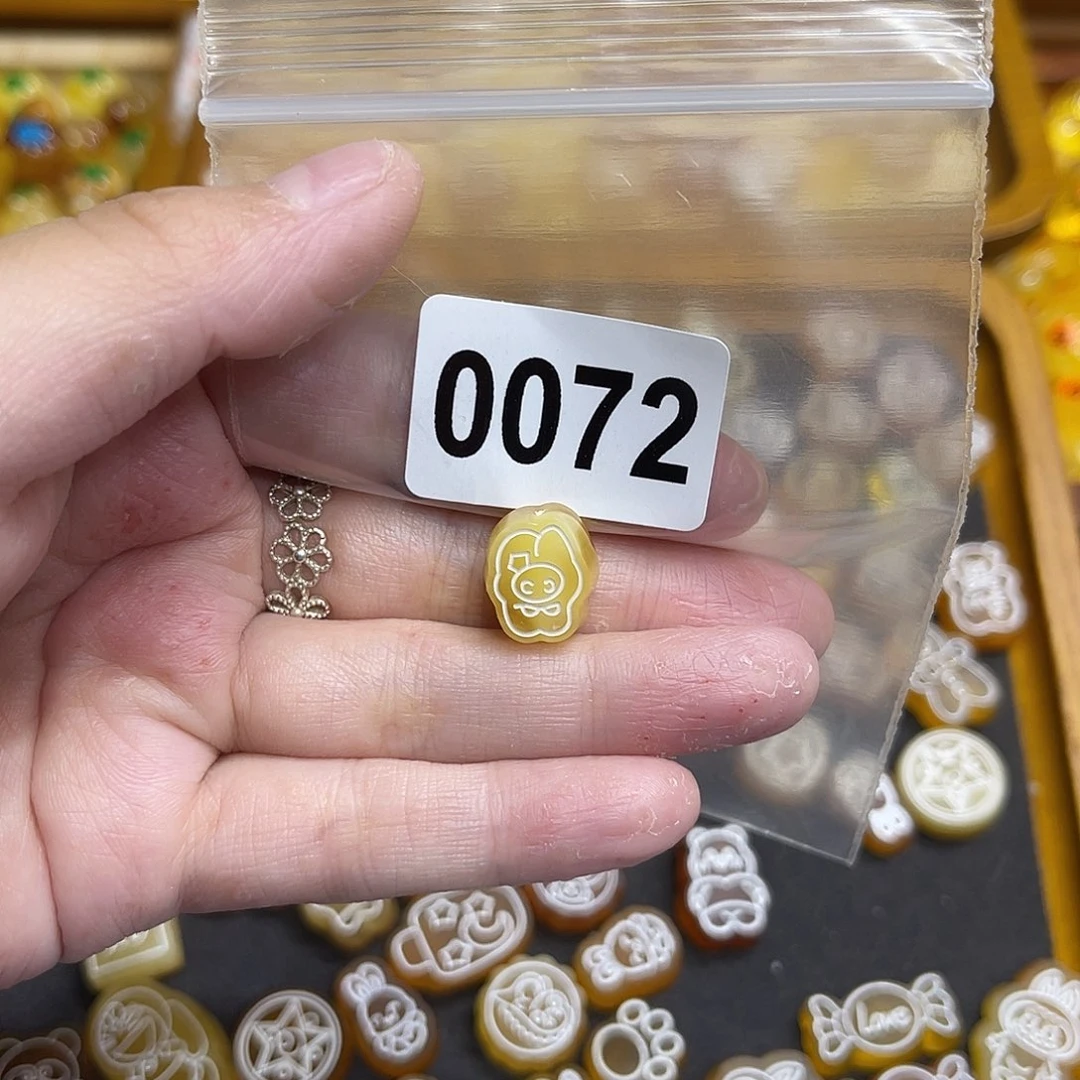 琥珀未镶嵌颈饰蜜蜡