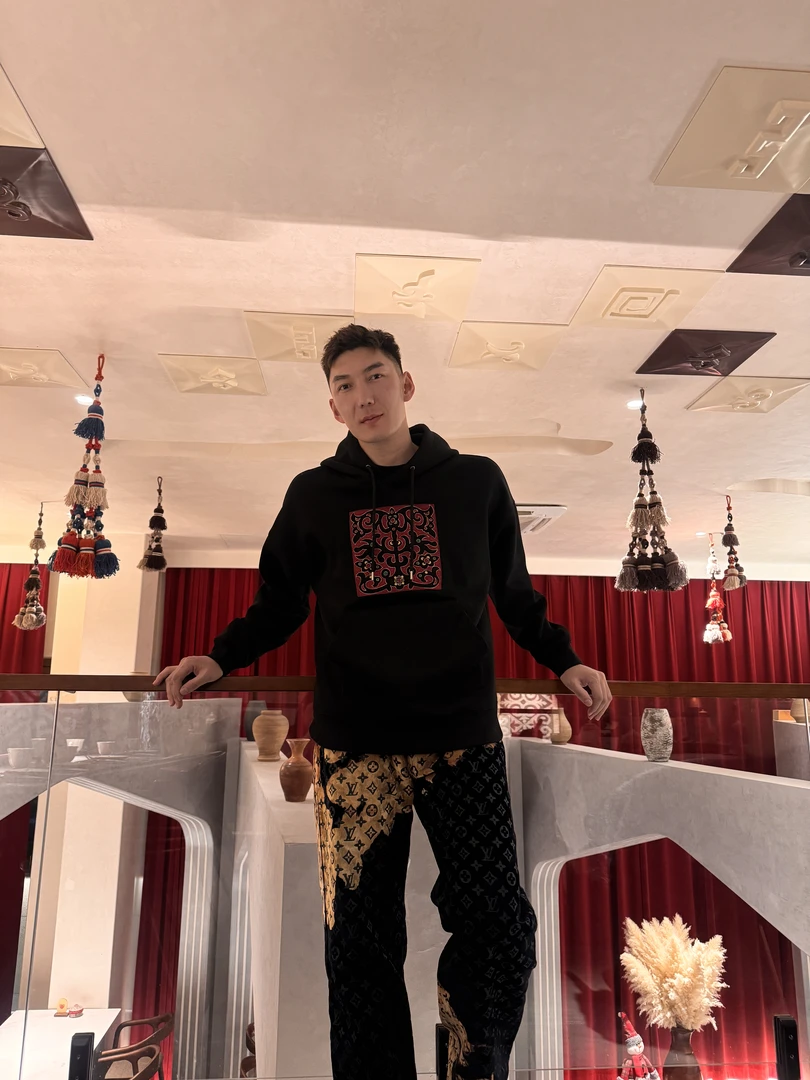 可兰白克联名款民族风刺绣卫衣，买即送兰哥签名卡