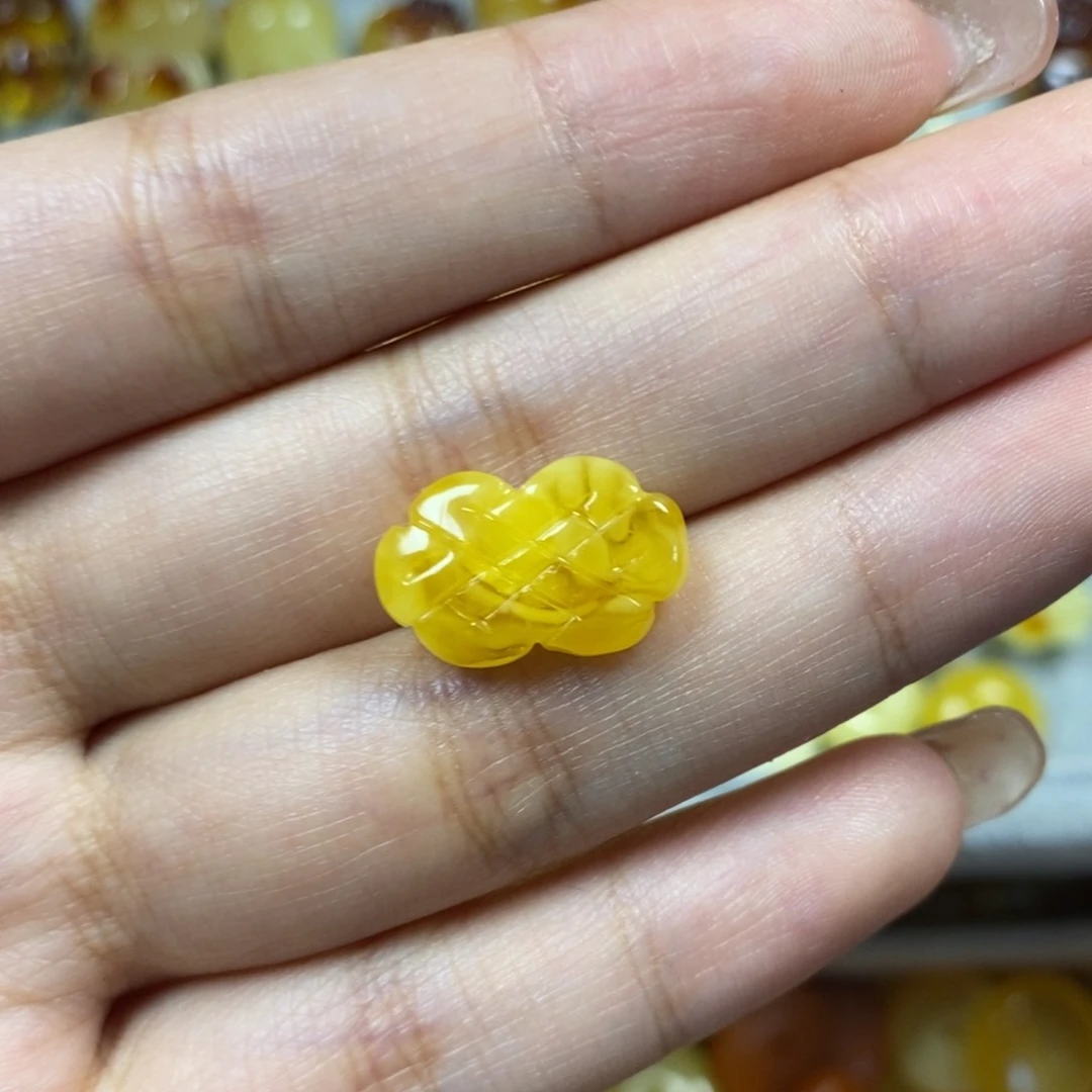 未镶嵌蜜蜡裸石中国结