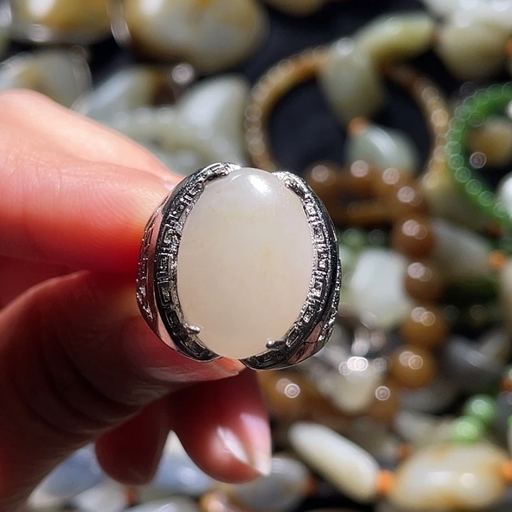 未镶嵌戒指和田玉狮*王