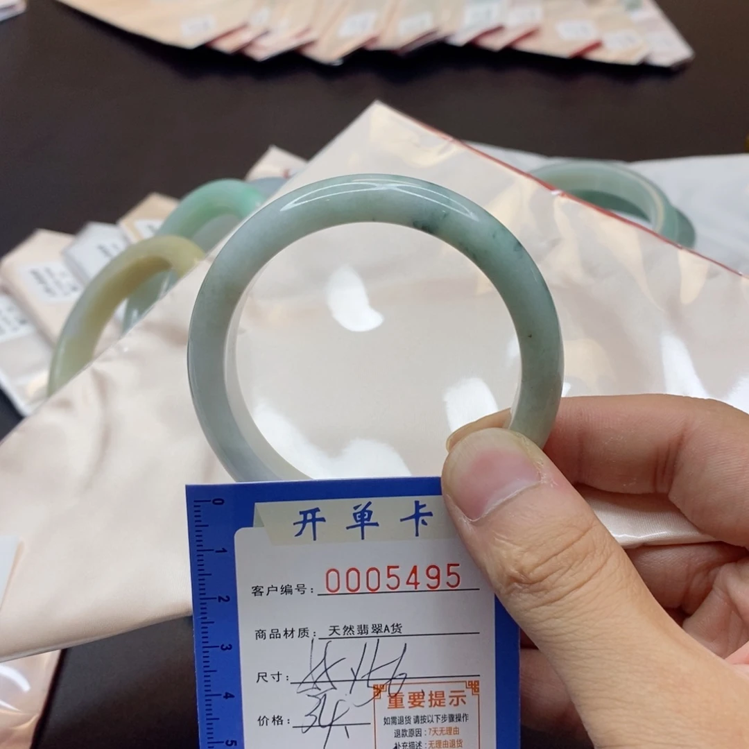 翡翠手镯未镶嵌翡翠