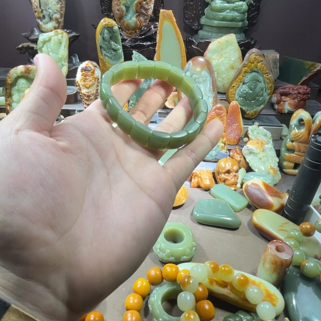 透闪石质玉未镶嵌珠宝奇石