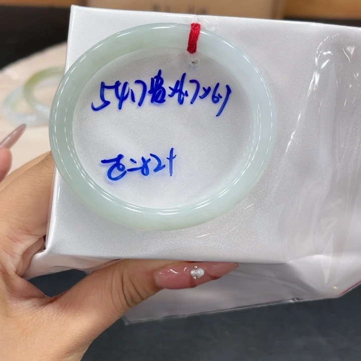 翡翠手镯未镶嵌翡翠