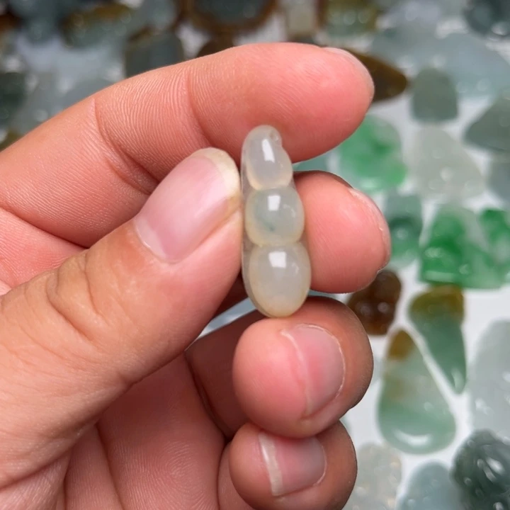 翡翠未镶嵌颈饰福豆