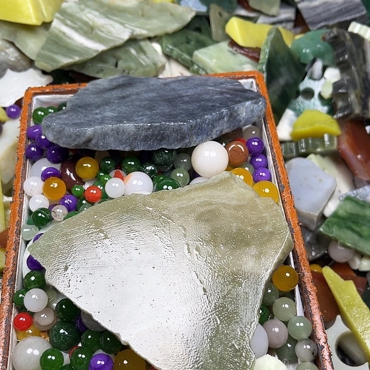 未镶嵌透闪石质玉珠宝奇石晶**告