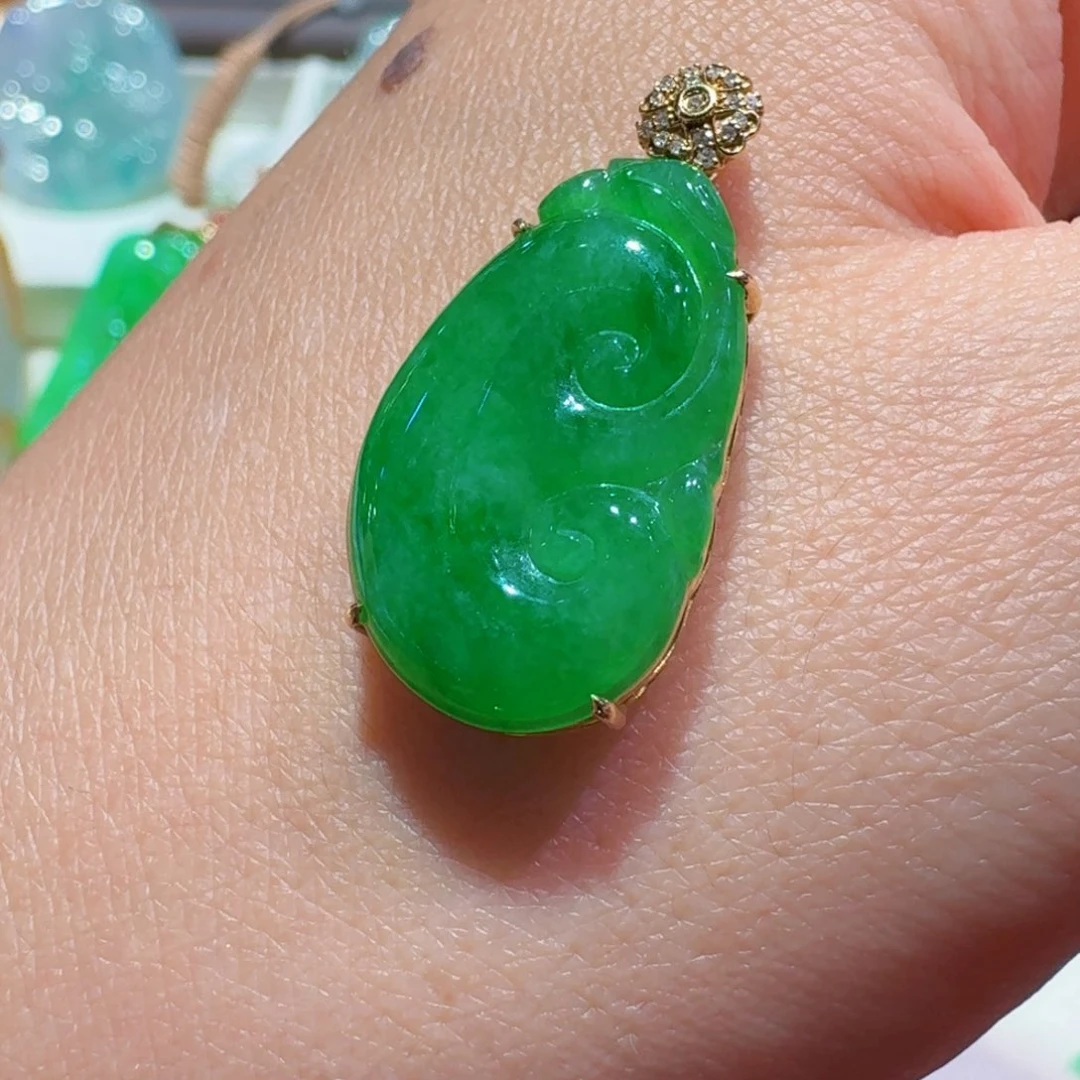 颈饰18K金镶嵌翡翠