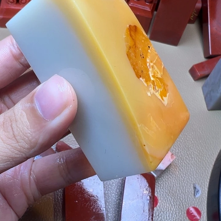 寿山石印石黄色羊脂玉