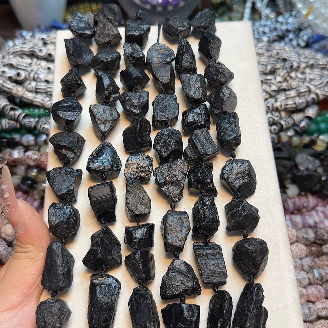 玛瑙/玉髓未镶嵌珠宝半成品原矿黑碧玺随行一条