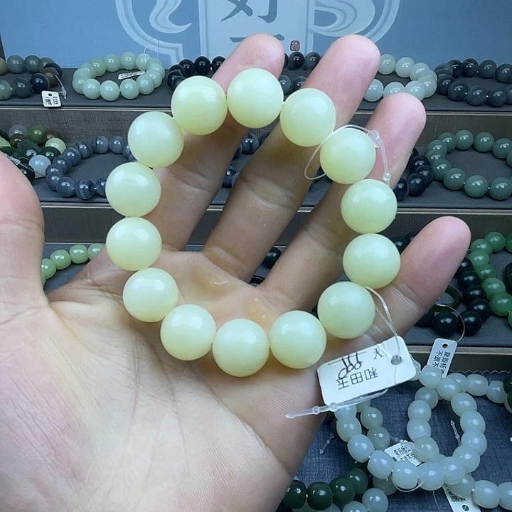 蜗***牛和田玉未镶嵌手链