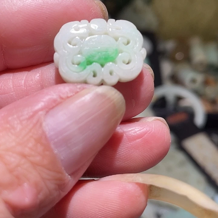 用***5翡翠未镶嵌颈饰挂件