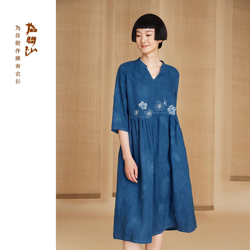 指间沙2525134女装25夏中式V型立领定位刺绣扎染麻料高腰连衣裙
