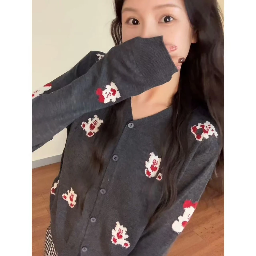 【青青推荐】2025新品薄款小熊刺绣V领显瘦百搭针织衫开衫上衣女ins