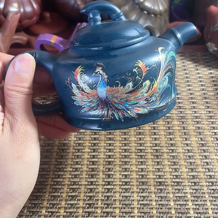 紫砂茶壶原矿泥料手工制作的紫砂壶。