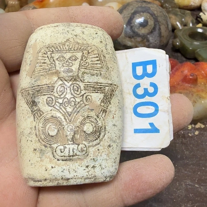 未镶嵌透闪石-蛇纹石玉颈饰