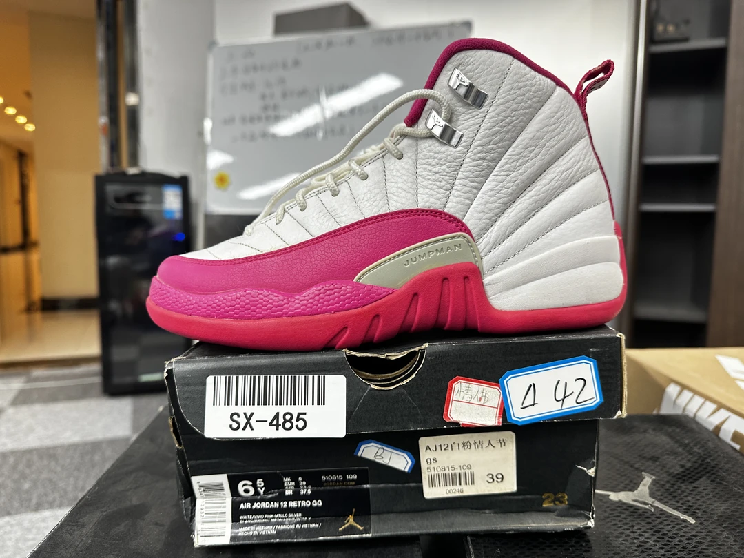 Nike aj12白粉情人节  全新原盒 39码  11月19  白42