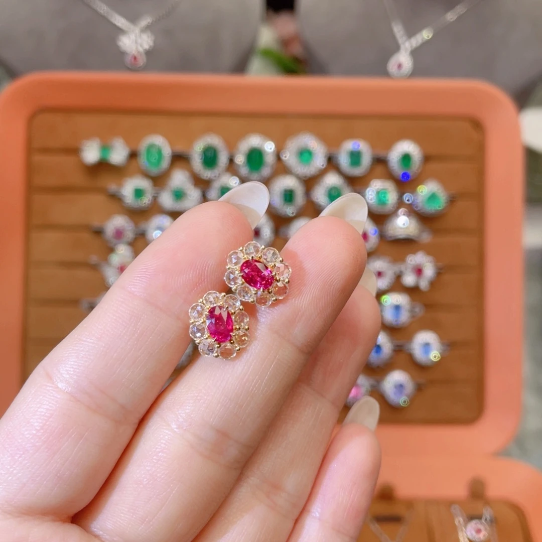 18K金镶嵌红宝石耳钉无烧1.42