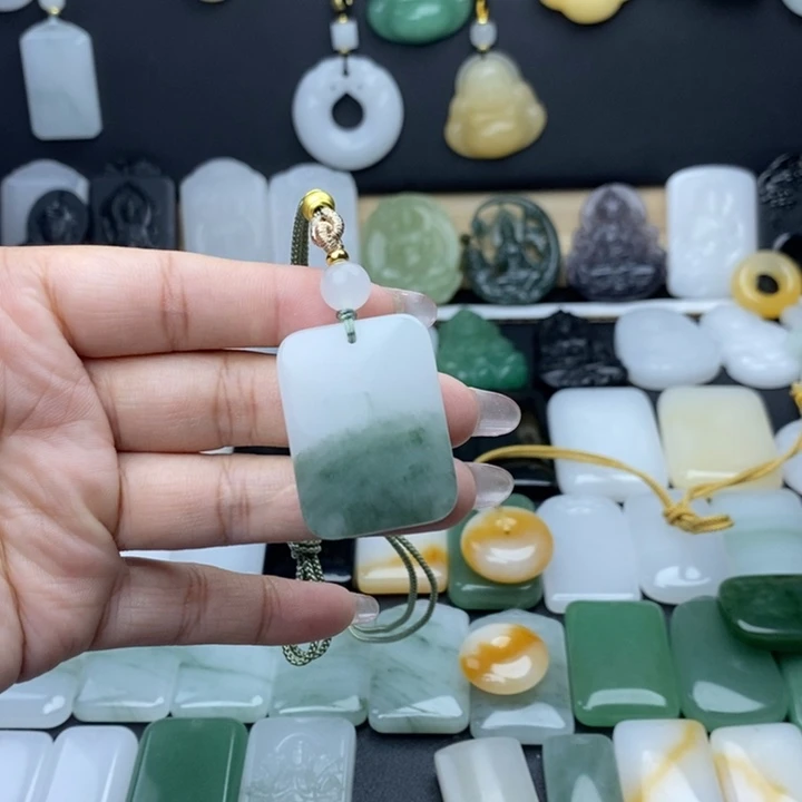 果***果石英质玉未镶嵌颈饰