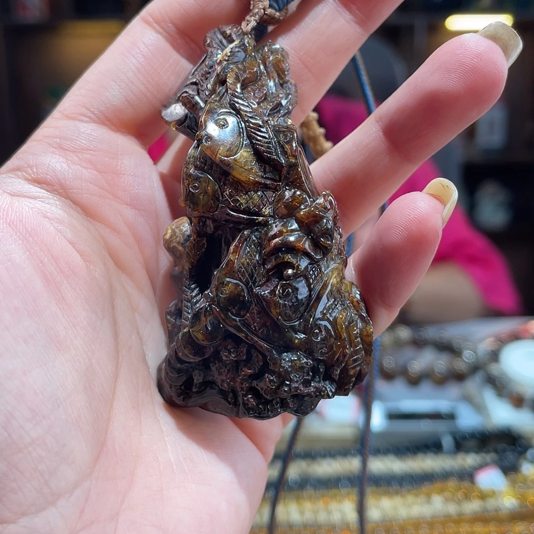 大***山琥珀颈饰未镶嵌雕刻