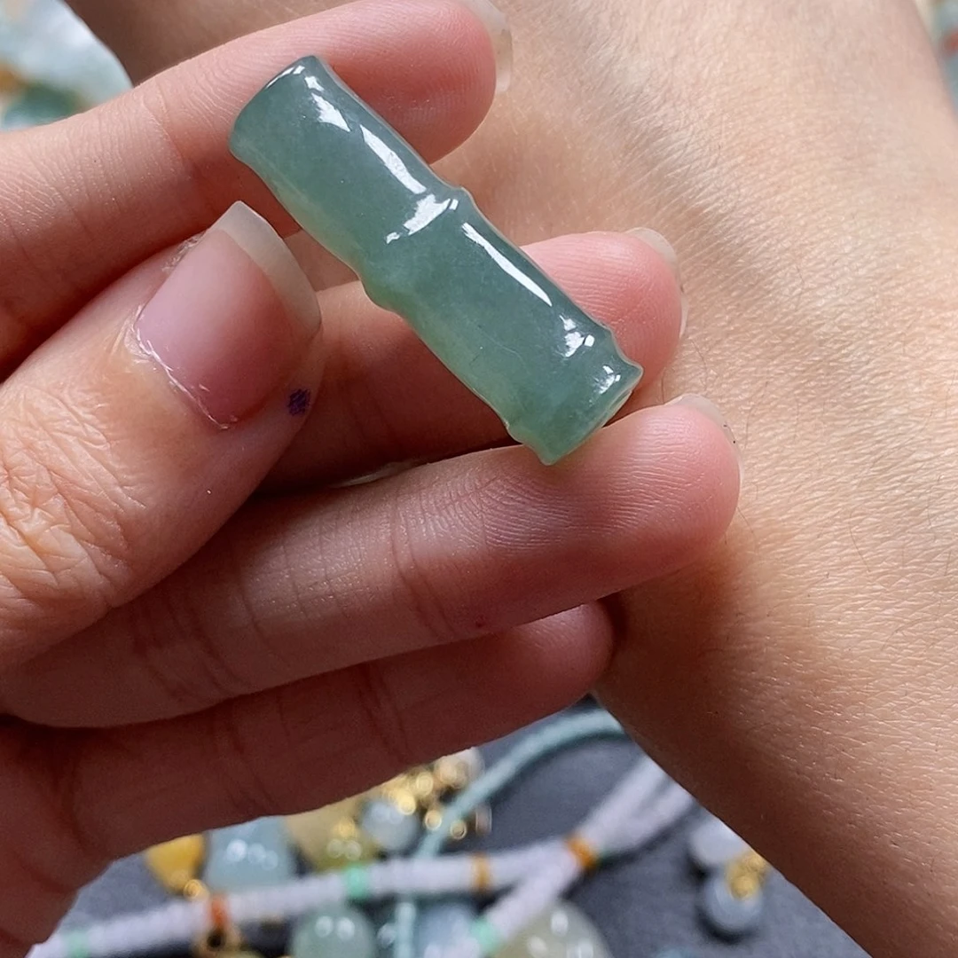 翡翠颈饰未镶嵌闪