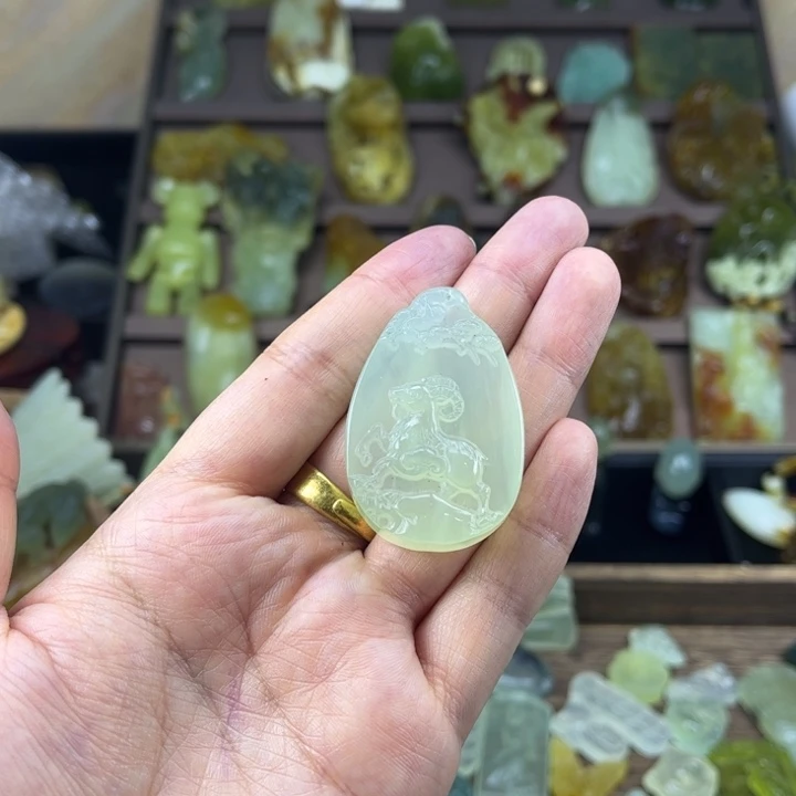 蛇纹石玉未镶嵌颈饰