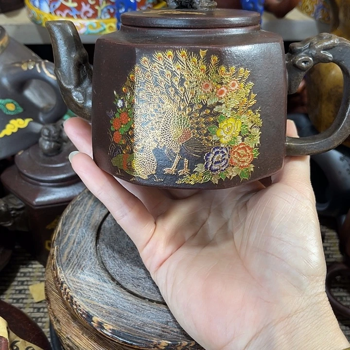 茶壶紫泥原矿泥料手工制作的一把紫砂壶。