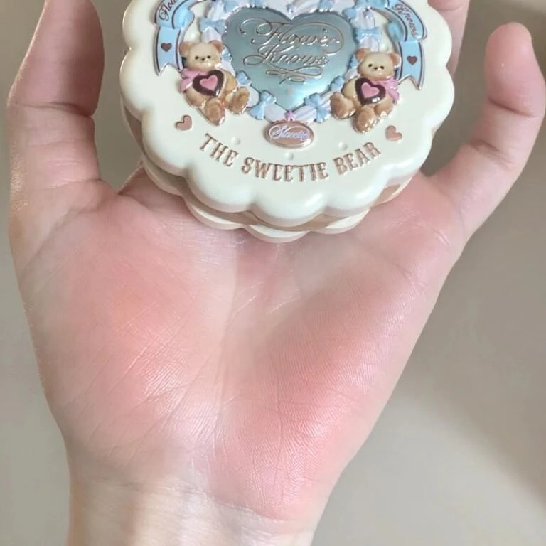 我选择小熊作为我的解药 花知晓甜心小熊丝缎浮雕腮红膨胀收缩色
