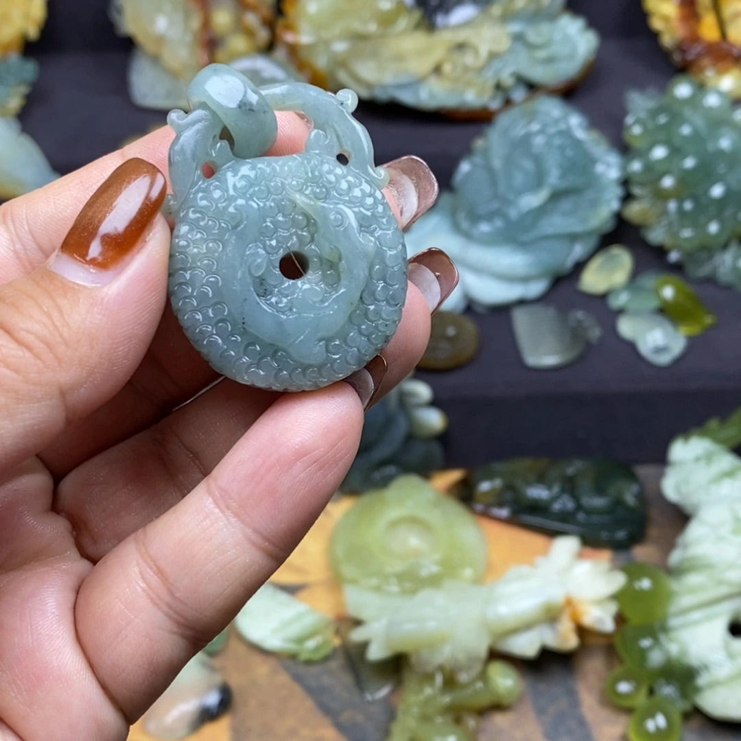 蛇纹石玉颈饰未镶嵌