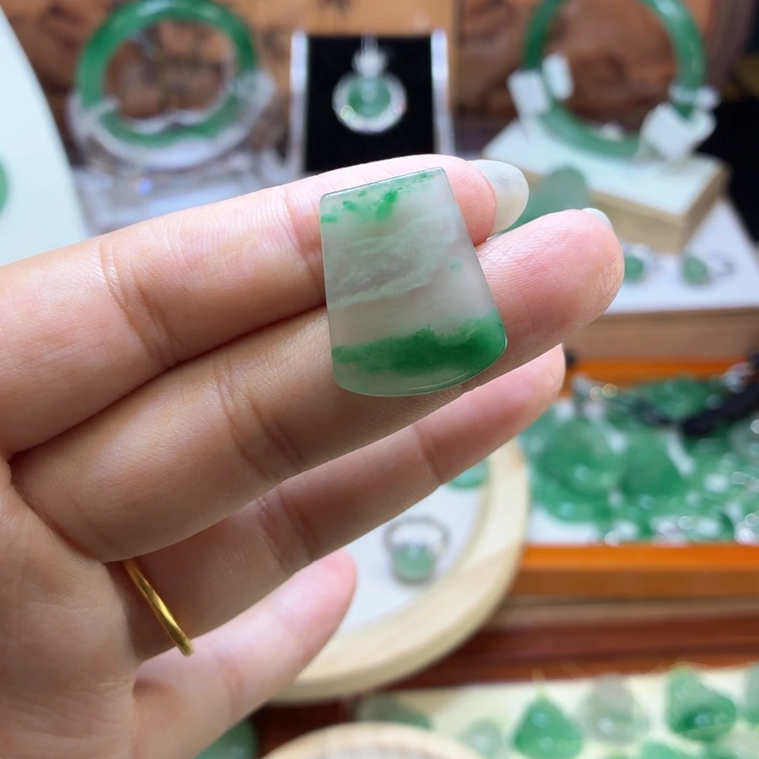 石英质玉(非洲翠)未镶嵌颈饰