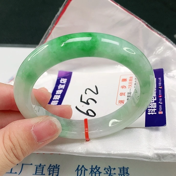 翡翠手镯未镶嵌翡翠