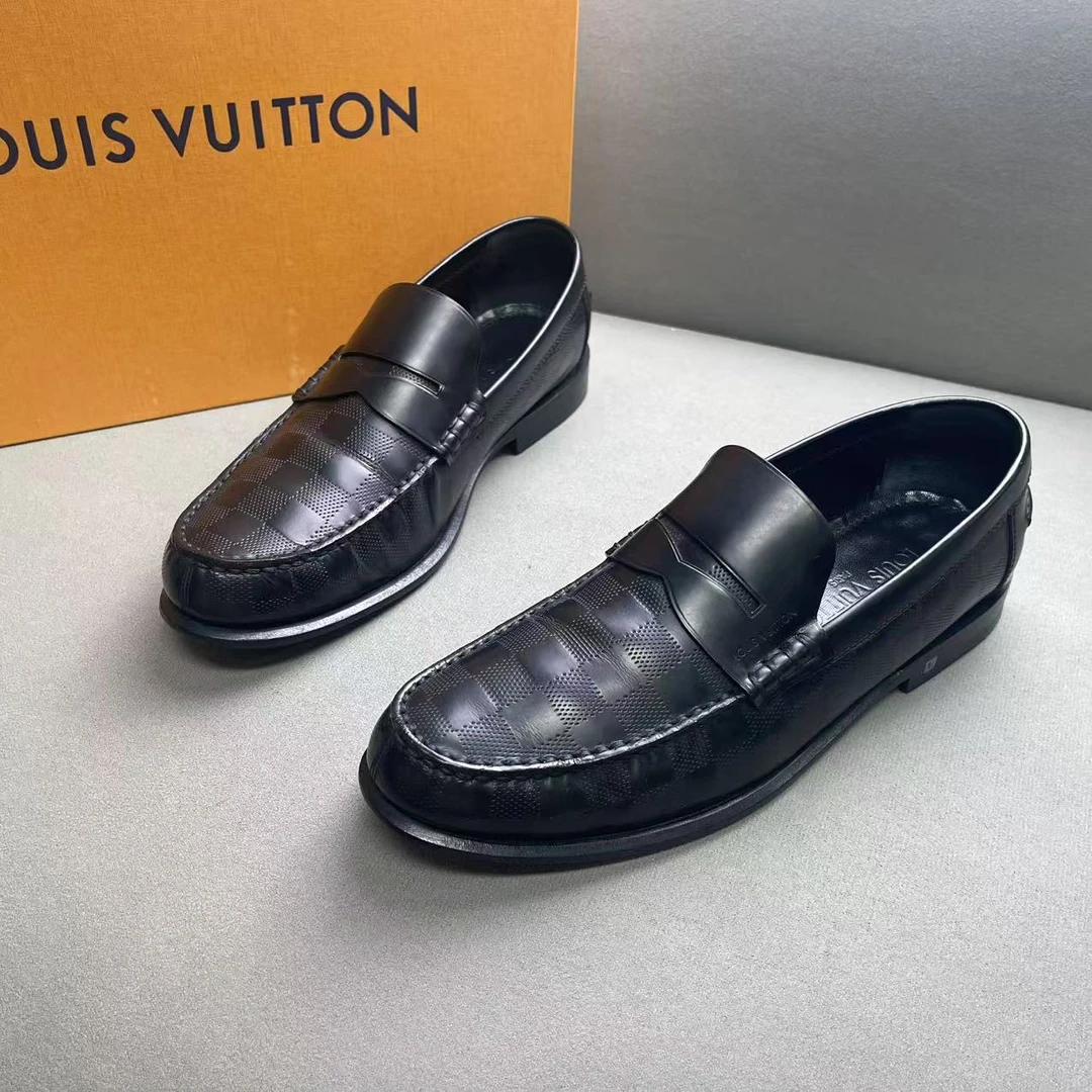 95新 LouisVuitton/路易威登 黑色皮面棋盘格时尚百搭皮鞋 39码