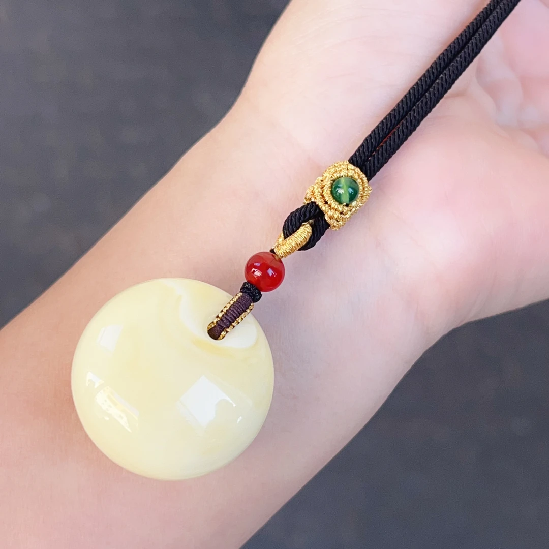 满蜜浓白蜡蜜蜡公主扣吊坠，蜡质浓郁，11.2克，尺寸30.5*19.2mm