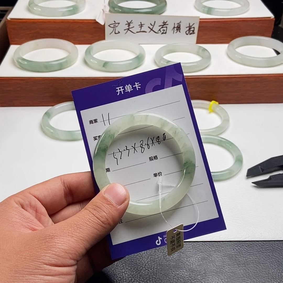 石英质玉手镯未镶嵌不*道11