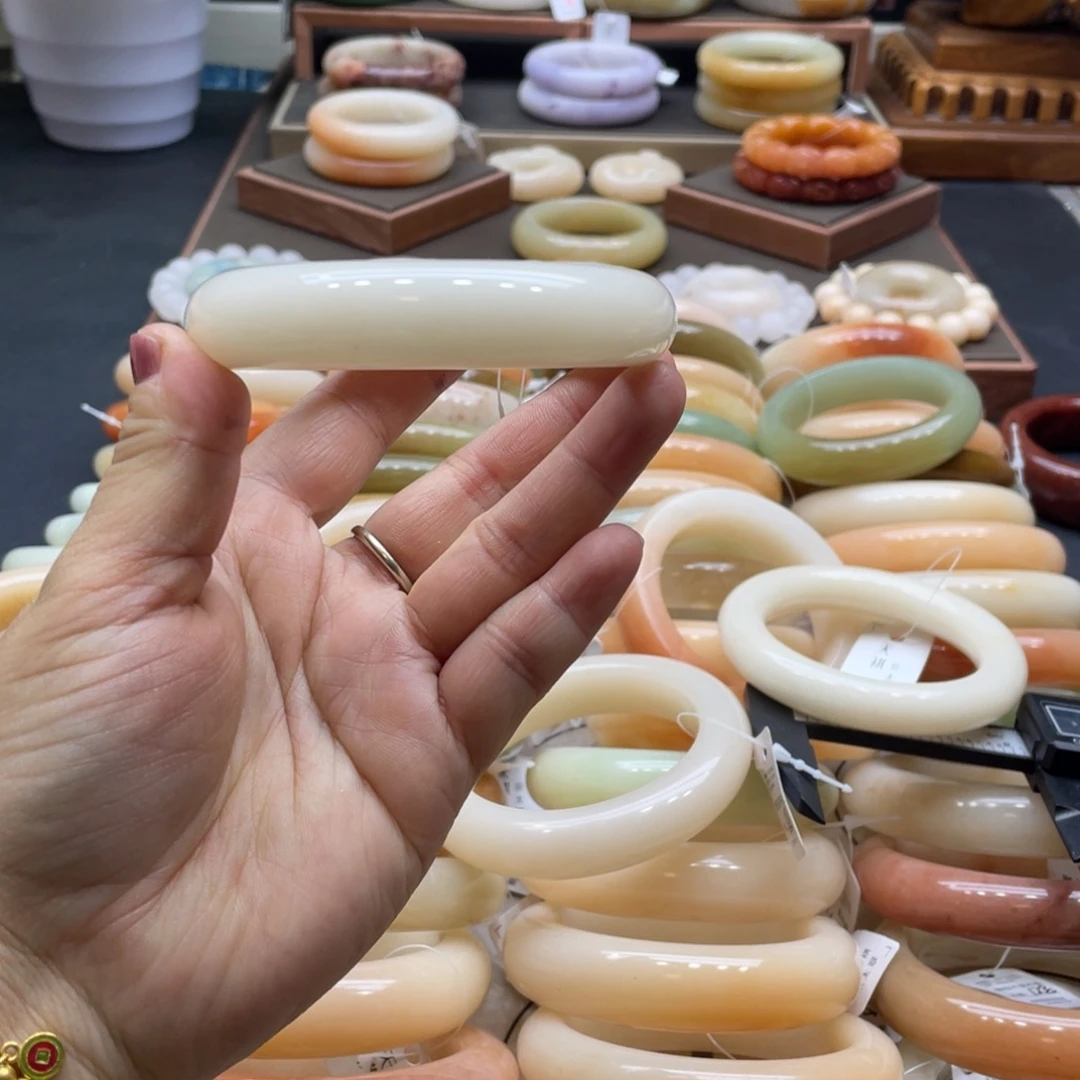 ****石英岩玉未镶嵌手镯