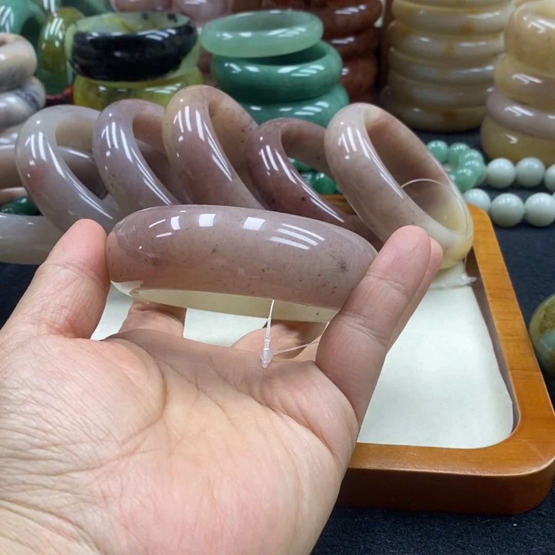 爱****未镶嵌手镯石英质玉