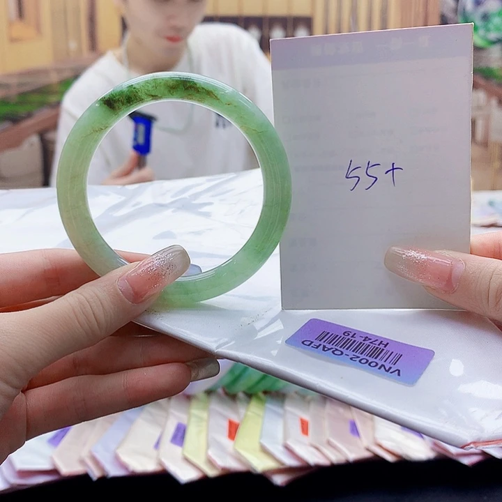 翡翠手镯未镶嵌Vvv