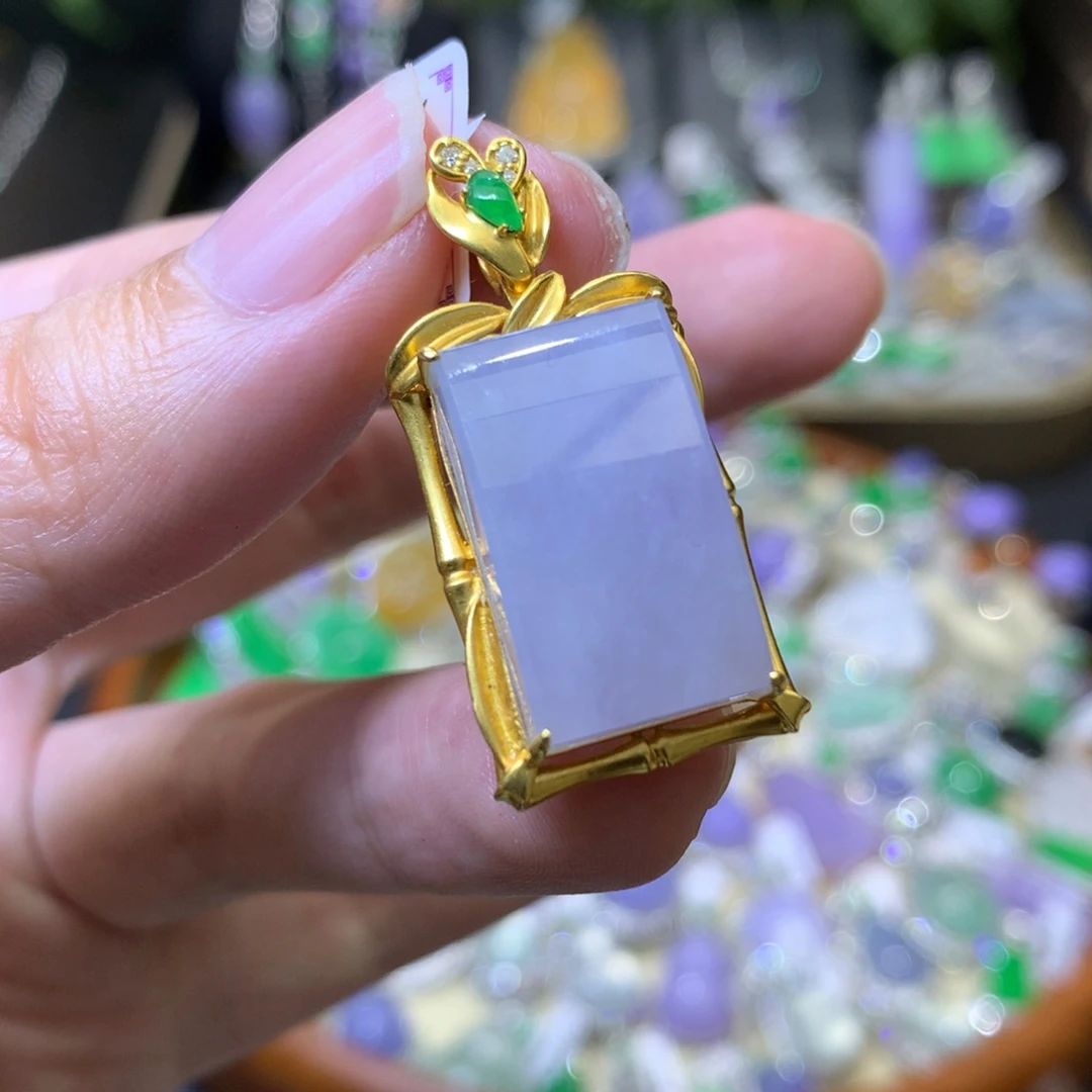 颈饰18K金镶嵌翡翠