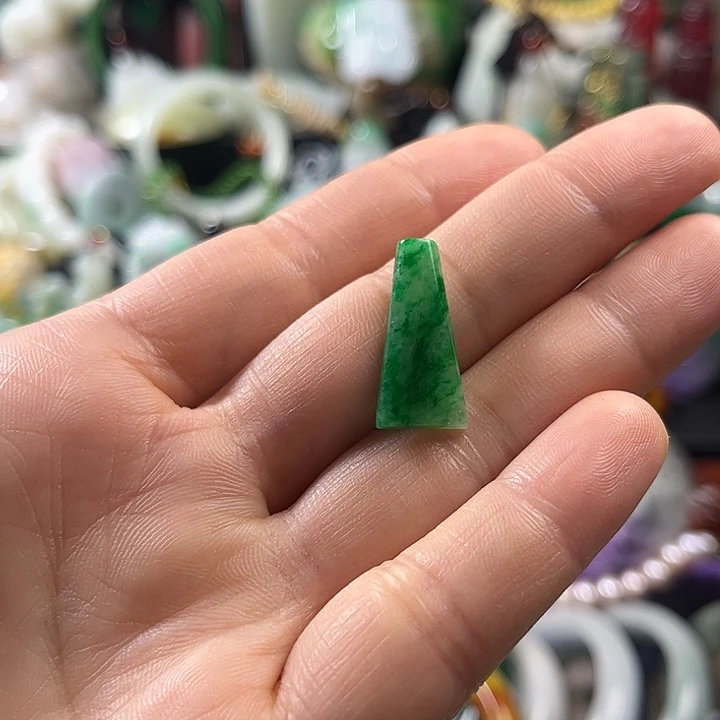 翡翠未镶嵌颈饰翡翠未镶嵌颈饰