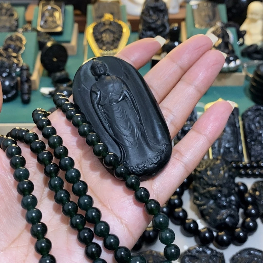 蛇纹石玉未镶嵌颈饰黑**地