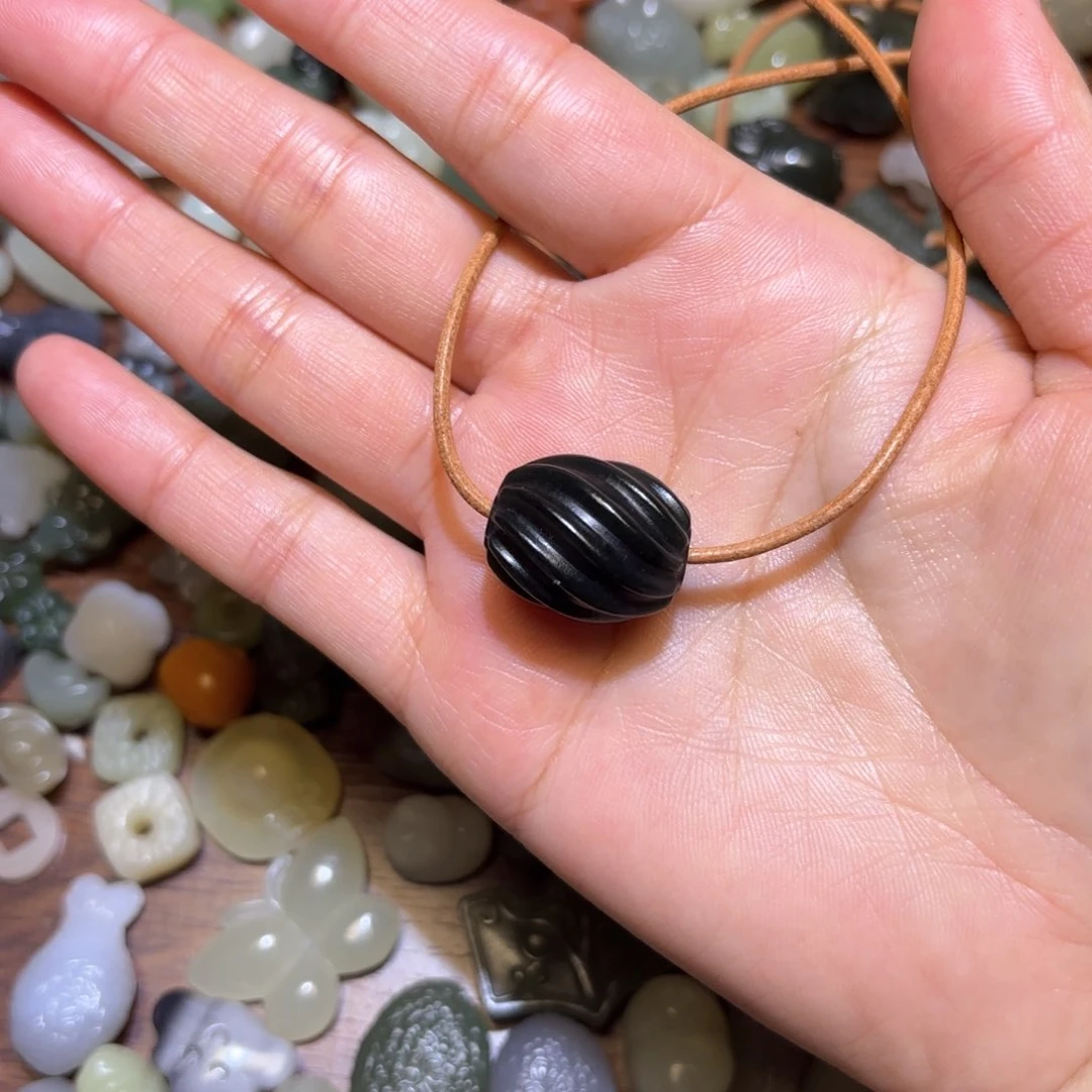 和田玉颈饰未镶嵌串****师