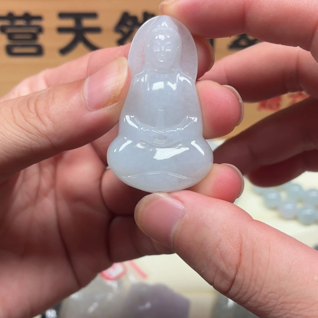 颈饰未镶嵌翡翠素衣观音
