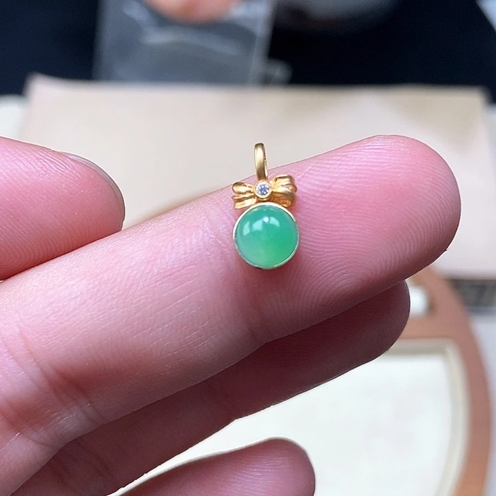 颈饰18K金镶嵌翡翠