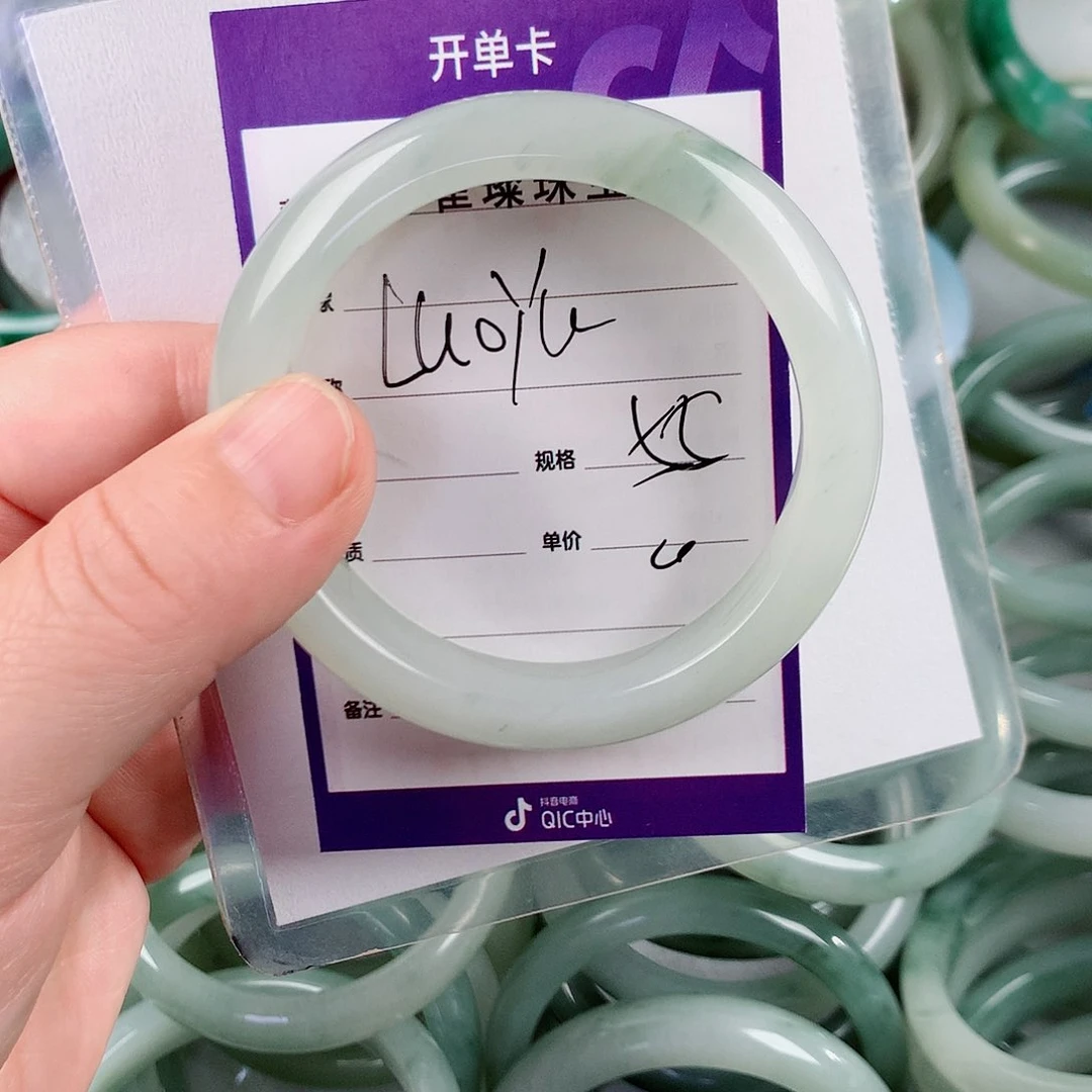 未镶嵌手镯石英质玉（金丝玉）L****凉