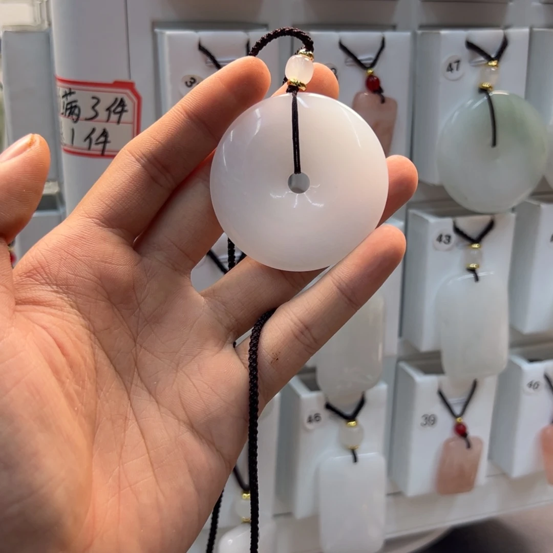 刘***丰石英质玉（非洲翠）合金颈饰