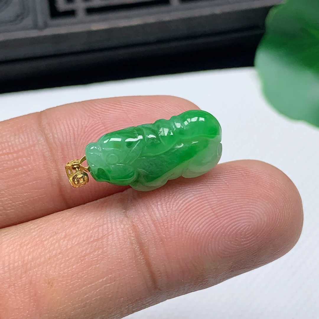 天然翡翠A货18K金扣精美飘阳绿貔貅吊坠尺寸20.2*11*6.9mm