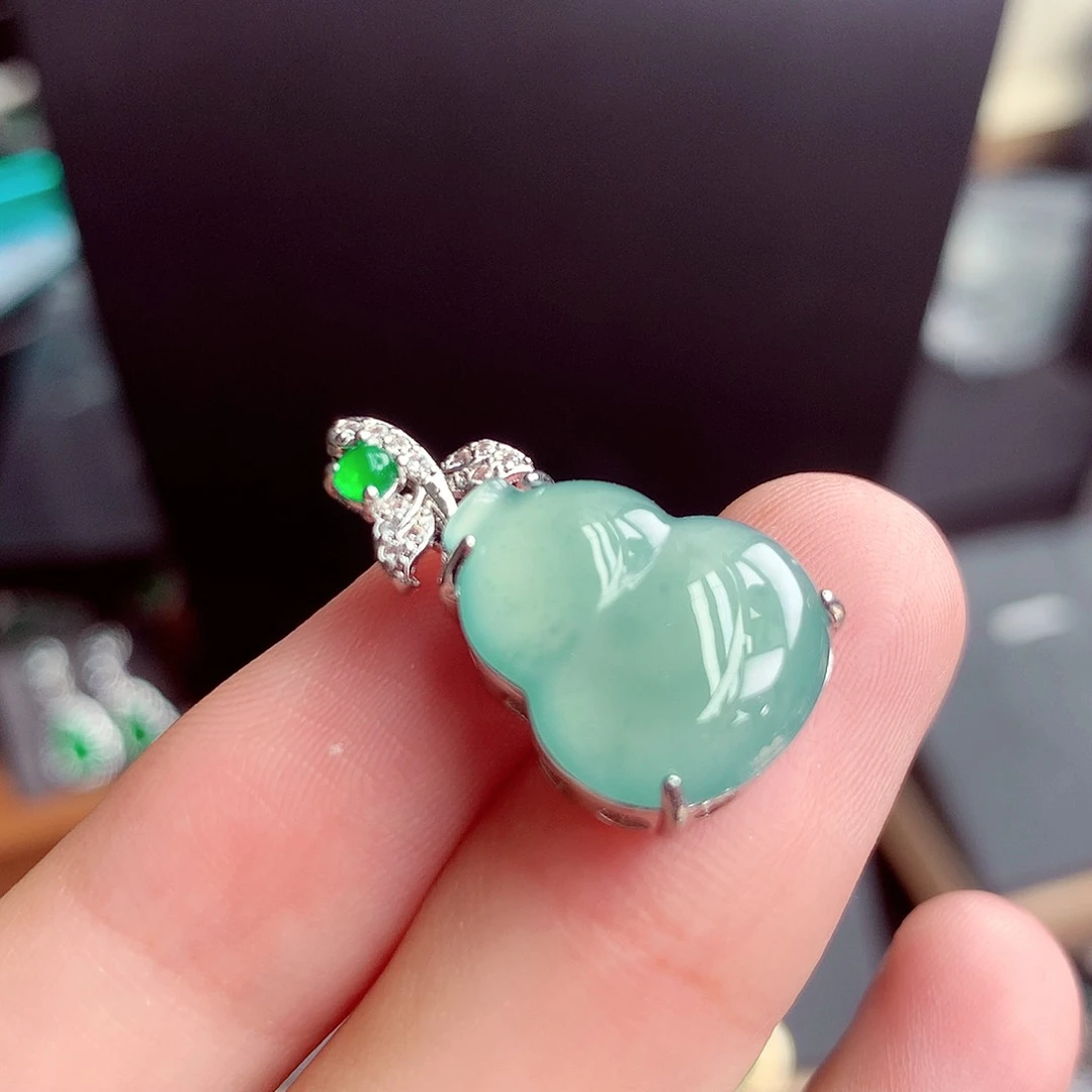 翡翠未镶嵌颈饰挂件