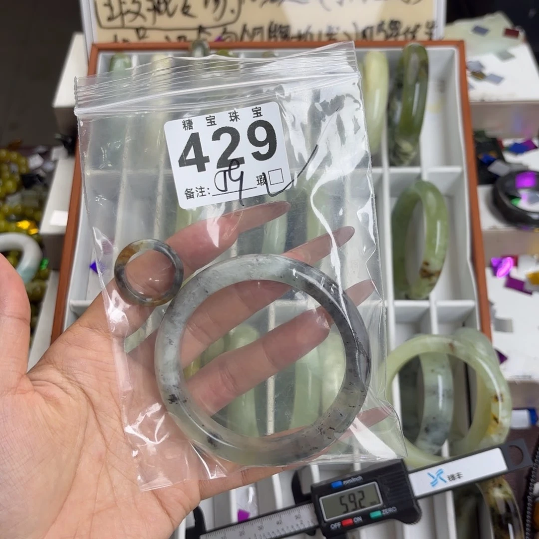 未镶嵌蛇纹石玉手镯凉****卡