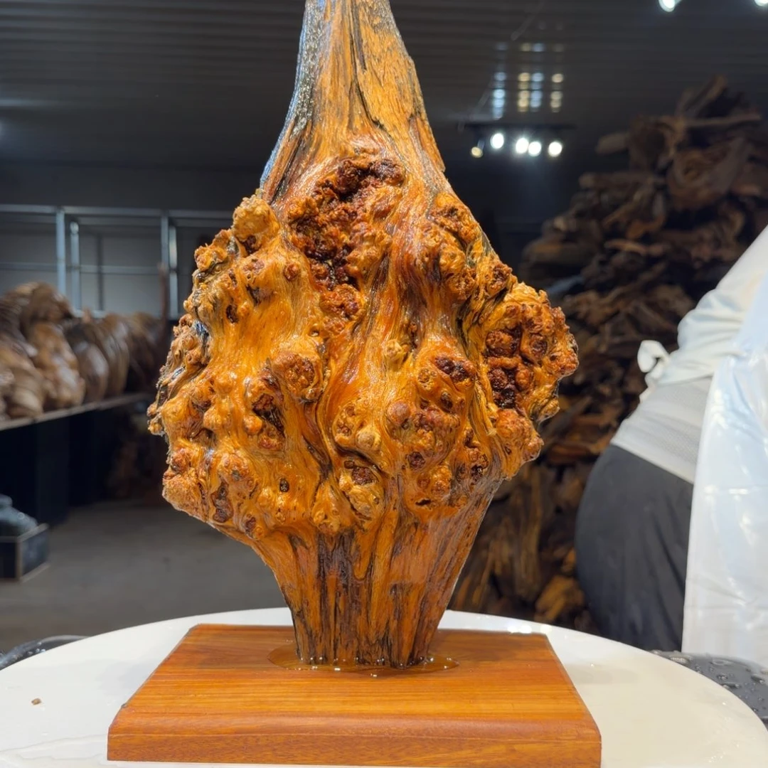 辉***哥木王一刀琥珀木摆件82