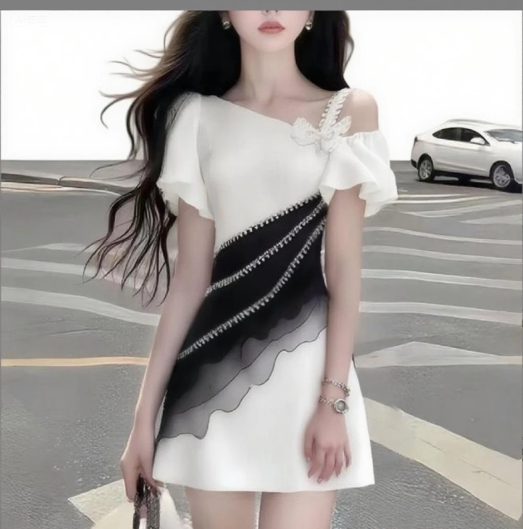 新款时尚温柔知性风别致设计感斜领收腰连衣裙显瘦减龄氛围感女装