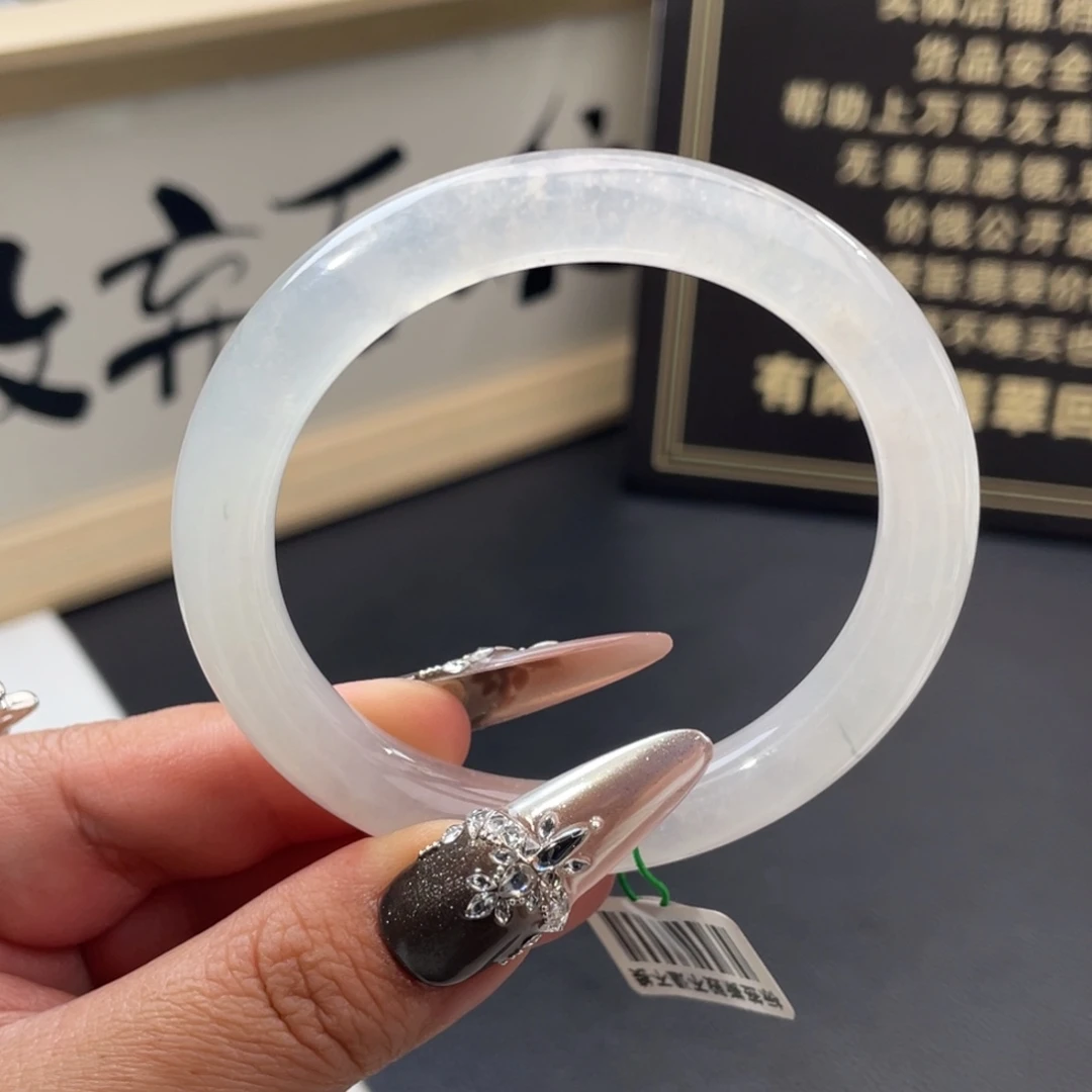 翡翠未镶嵌手镯白冰起微光圆条手镯