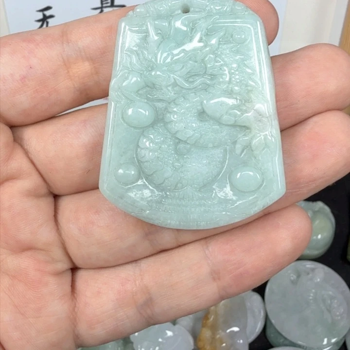 翡翠挂件未镶嵌翡翠